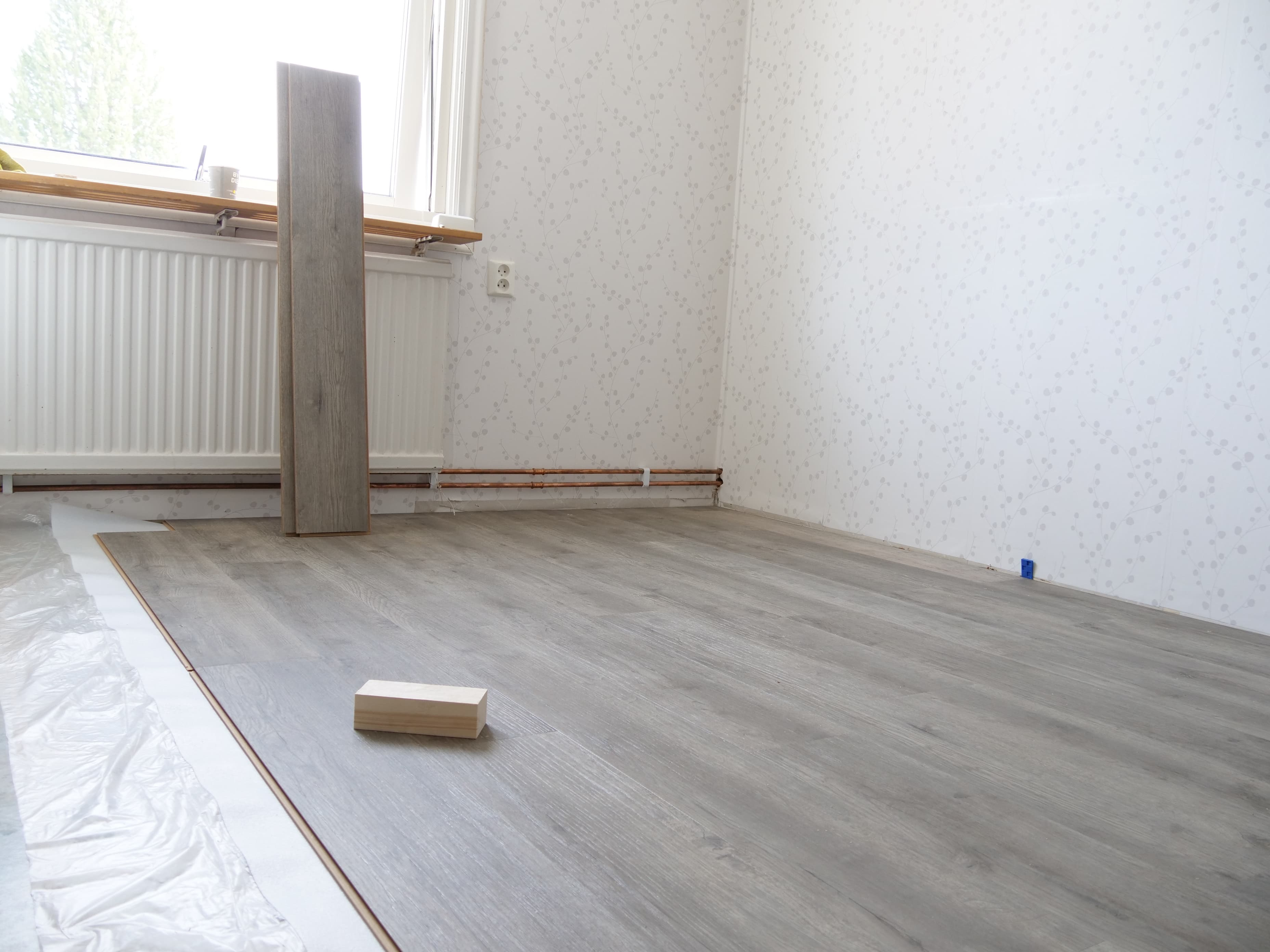 Можно ли стелить ламинат на тёплый пол: правила и нормы